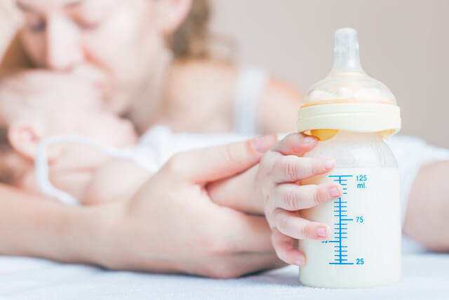 Sữa mẹ loãng khiến con chậm tăng cân