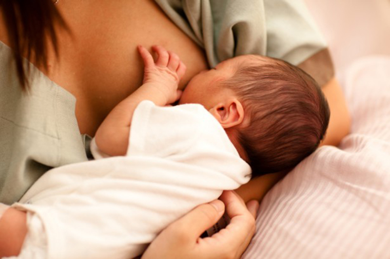 Trẻ sơ sinh ít bú có đáng lo ngại không? Trẻ sơ sinh cần ăn bao nhiêu sữa mẹ là đủ?