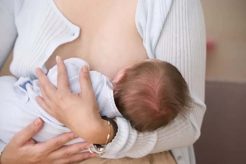 Lời khuyên từ chuyên gia sữa mẹ: Các bà mẹ trẻ cho con bú đúng cách là như thế nào!