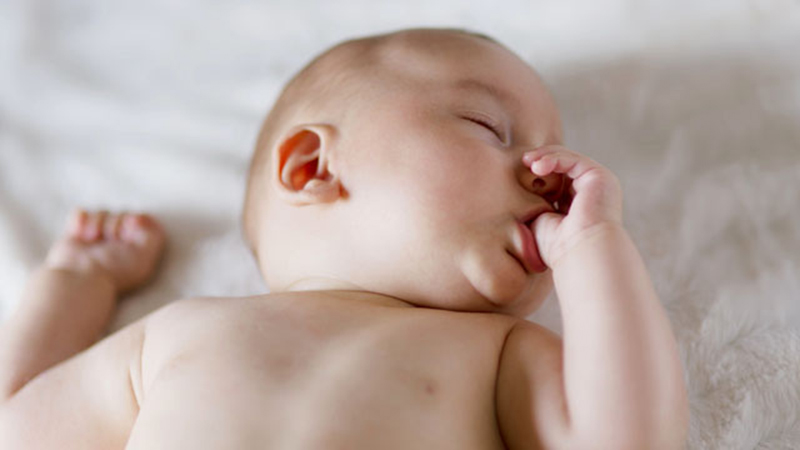 Phản xạ bú ở trẻ sơ sinh ảnh hưởng như thế nào đến việc bú và dinh dưỡng của con?