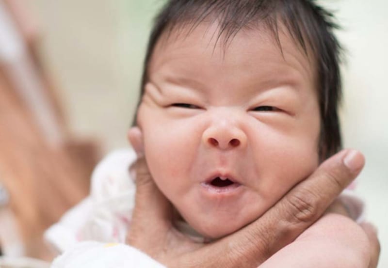 Trẻ sơ sinh xì hơi thay vì ợ hơi sau khi ăn sữa có tốt không?