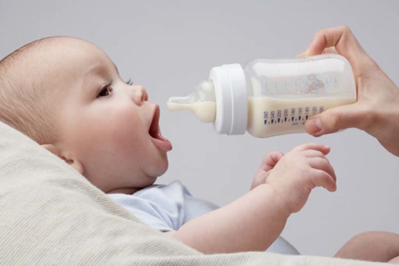 Trẻ sơ sinh thích sữa công thức hơn sữa mẹ. Phải làm sao?