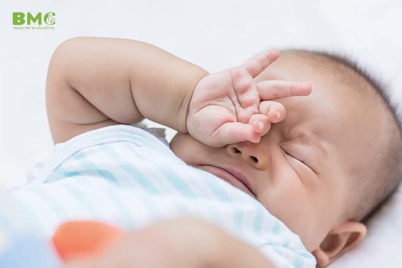 7 Điều bạn cần biết khi đánh thức trẻ sơ sinh dậy để bú