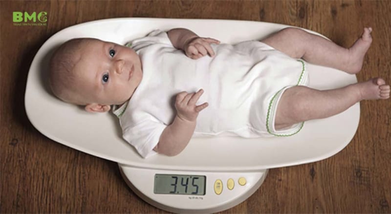 Tăng cân ở trẻ sơ sinh như thế nào là bình thường? 5 Câu hỏi thường gặp!
