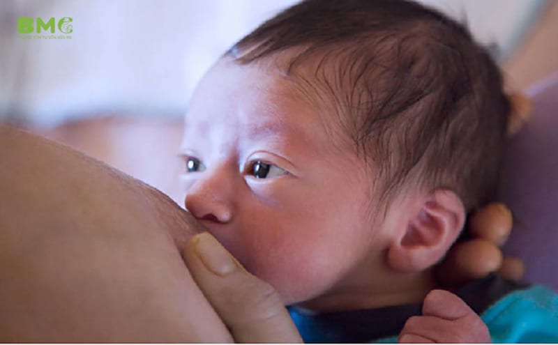 10 Điều quan trọng cần nhớ khi cho trẻ bú mẹ trực tiếp hoặc bú bình khi trẻ buồn ngủ