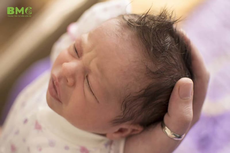 Trẻ sơ sinh ra mồ hôi khi bú mẹ: Nguyên nhân và cách khắc phục