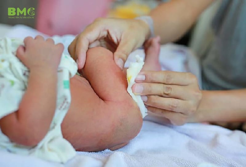 Phân chảy nước ở trẻ sơ sinh – Điều này có bình thường hay không?