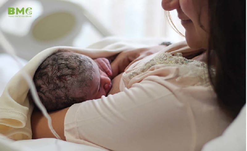 Nuôi con bằng sữa mẹ trong 24 giờ đầu tiên – Lợi ích và lời khuyên