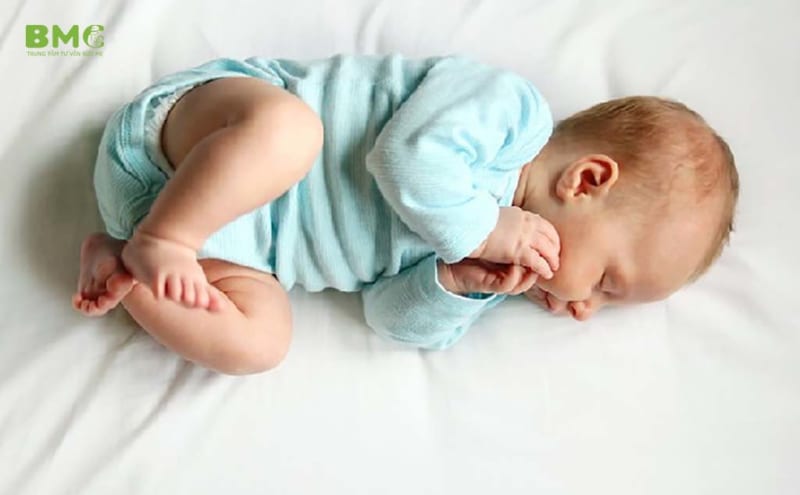 Trẻ sơ sinh thường xuyên thức giấc – Lí do và biện pháp khắc phục!